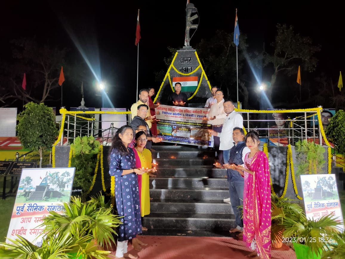 छत्तीसगढ़ में संविदा कर्मचारियों को कांग्रेस देगी पक्की नौकरी कब माननीय <a href="/RahulGandhi/">Rahul Gandhi</a> जी

संवादहीनता कर रही सरकार
#गणतंत्र_दिवस_पर_नियमित_करे_सरकार

संविदा कर्मी हुए आंदोलन को लाचार
#गणतंत्र_दिवस_पर_नियमित_करे_सरकार

<a href="/bhupeshbaghel/">Bhupesh Baghel</a> <a href="/INCChhattisgarh/">INC Chhattisgarh</a> <a href="/ChhattisgarhCMO/">CMO Chhattisgarh</a> <a href="/BJP4CGState/">BJP Chhattisgarh</a>