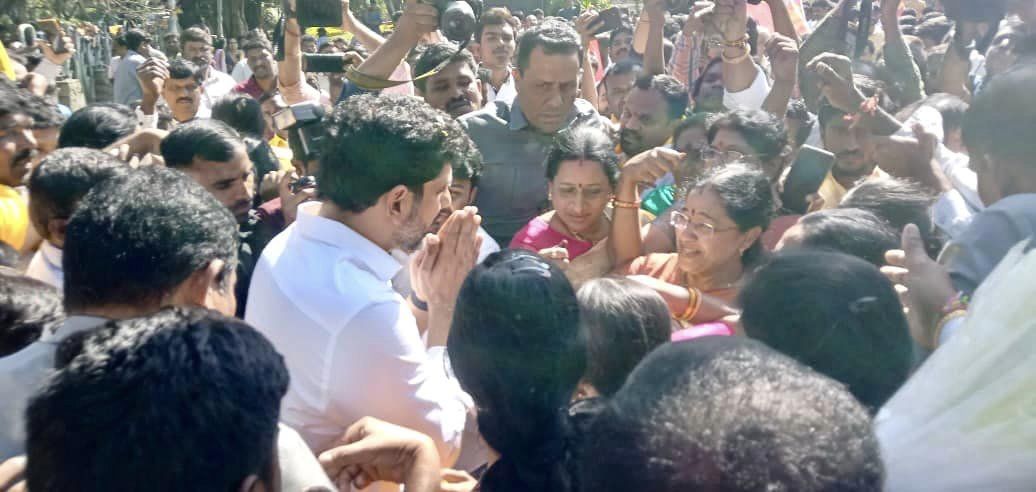 jyothsna_tdp's tweet photo. ఎన్టీఆర్ ఘాట్ వద్ద తెలుగుదేశం పార్టీ జాతీయ ప్రధాన కార్యదర్శి నారా లోకేష్ గారికి పూలతో స్వాగతం పలికి, హారతి యిచ్చి,వీర తిలకం దిద్దిన తెలంగాణ తెలుగు మహిళలు. #YuvaGalam Walk with @naralokesh https://t.co/j1vuk2mB1q