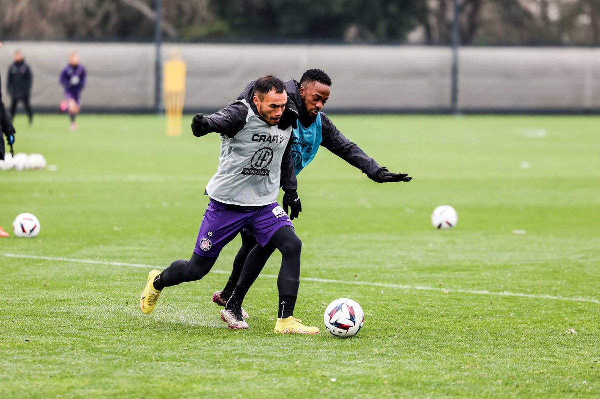 ToulouseFC's tweet image. Nos recrues du #Mercato à l'oeuvre ce matin à l'entraînement !

⏳ J-4 avant #RCSATFC et le début de la phase retour de cette saison 2022-2023 de @Ligue1UberEats...