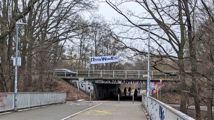 Über der Dornröschenbrücke ist ein Banner aufgetaucht. #RichtigWenigEhre
Die Klimagerechtigkeitsbewegung kämpft weiter! #LütziLebt