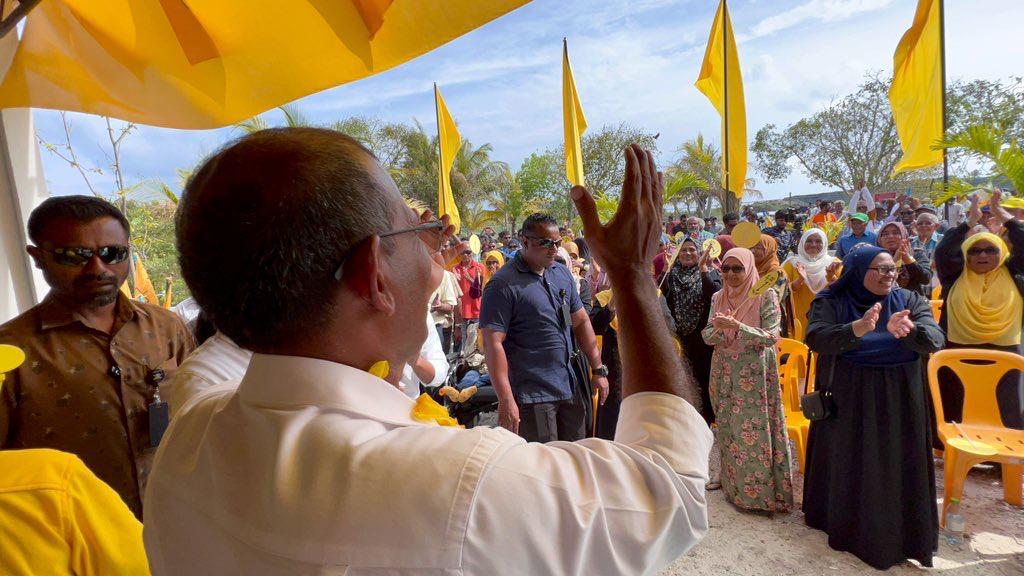 AliSajidMV's tweet photo. މުޅި ފުވައްމުލަކު ސިޓީ  އަށް އީދެއް 💛❤️  ދިވެހިންގެ އެންމެ މަޤްބޫލު ސިޔާސީ ލީޑަރ، ދިވެހިންގެ #ހިތްތަކުގެރައީސް ❤️   ފުވައްމުލަކު އެކީ #ހިތްތަކަުގެރައީސް އެކު ❤️ #HappeningNow  #FikurehgeDhirun #Anni2023 https://t.co/AfuAb0J6Vh