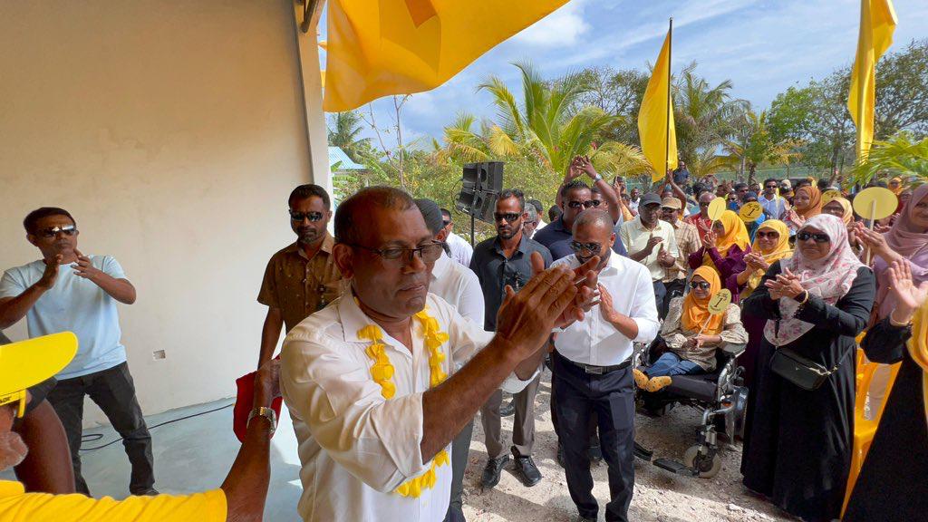 AliSajidMV's tweet photo. މުޅި ފުވައްމުލަކު ސިޓީ  އަށް އީދެއް 💛❤️  ދިވެހިންގެ އެންމެ މަޤްބޫލު ސިޔާސީ ލީޑަރ، ދިވެހިންގެ #ހިތްތަކުގެރައީސް ❤️   ފުވައްމުލަކު އެކީ #ހިތްތަކަުގެރައީސް އެކު ❤️ #HappeningNow  #FikurehgeDhirun #Anni2023 https://t.co/AfuAb0J6Vh
