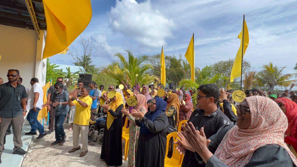 AliSajidMV's tweet photo. މުޅި ފުވައްމުލަކު ސިޓީ  އަށް އީދެއް 💛❤️  ދިވެހިންގެ އެންމެ މަޤްބޫލު ސިޔާސީ ލީޑަރ، ދިވެހިންގެ #ހިތްތަކުގެރައީސް ❤️   ފުވައްމުލަކު އެކީ #ހިތްތަކަުގެރައީސް އެކު ❤️ #HappeningNow  #FikurehgeDhirun #Anni2023 https://t.co/AfuAb0J6Vh