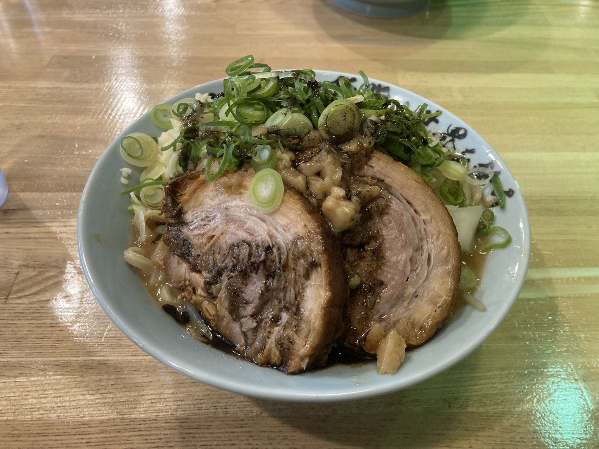 dungeonmeshi5's tweet image. 平田の哲二郎
みそらーめんBlack＋九条ネギ
一段と寒い夜は限定の味噌ラーメンですね。
濃厚な味噌スープは、さっぱり要素の九条ネギも沈めてしまいましたが、美味しかったので問題なし。
ご馳走様でした。