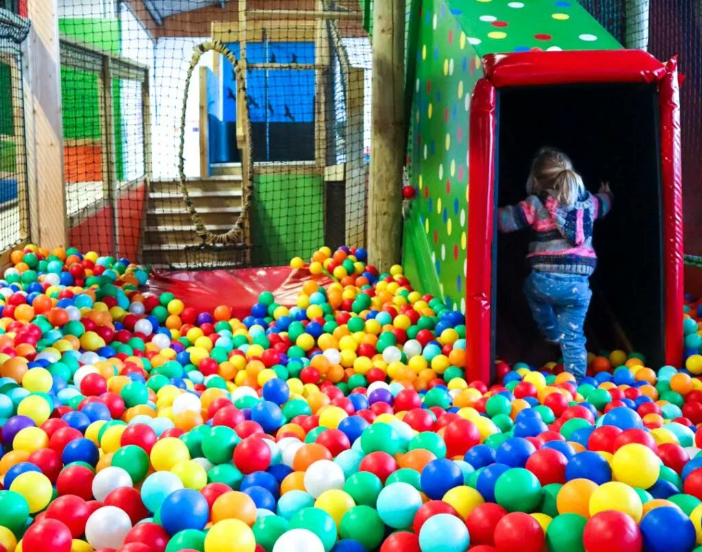 There are so many cafes with play areas and soft plays in Bristol, the city is geared up for grown ups with littles - here are the best ones: buff.ly/2DF1Cx9 #daysoutwithkids #visitbristol #softplay
