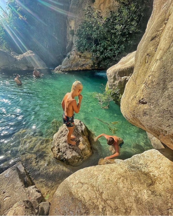 Con el frío de estos días 🥶 nos acordamos del verano y lo bien que lo pasamos nadando en Les Fonts d'Algar 🏞

Ahora puedes disfrutar de un tranquilo paseo junto al río.
¡Te esperamos! 😉

📸 IG h.hammereneggen

#fontsdalgar
#callosadensarria
#costablanca 
#comunitatvalenciana