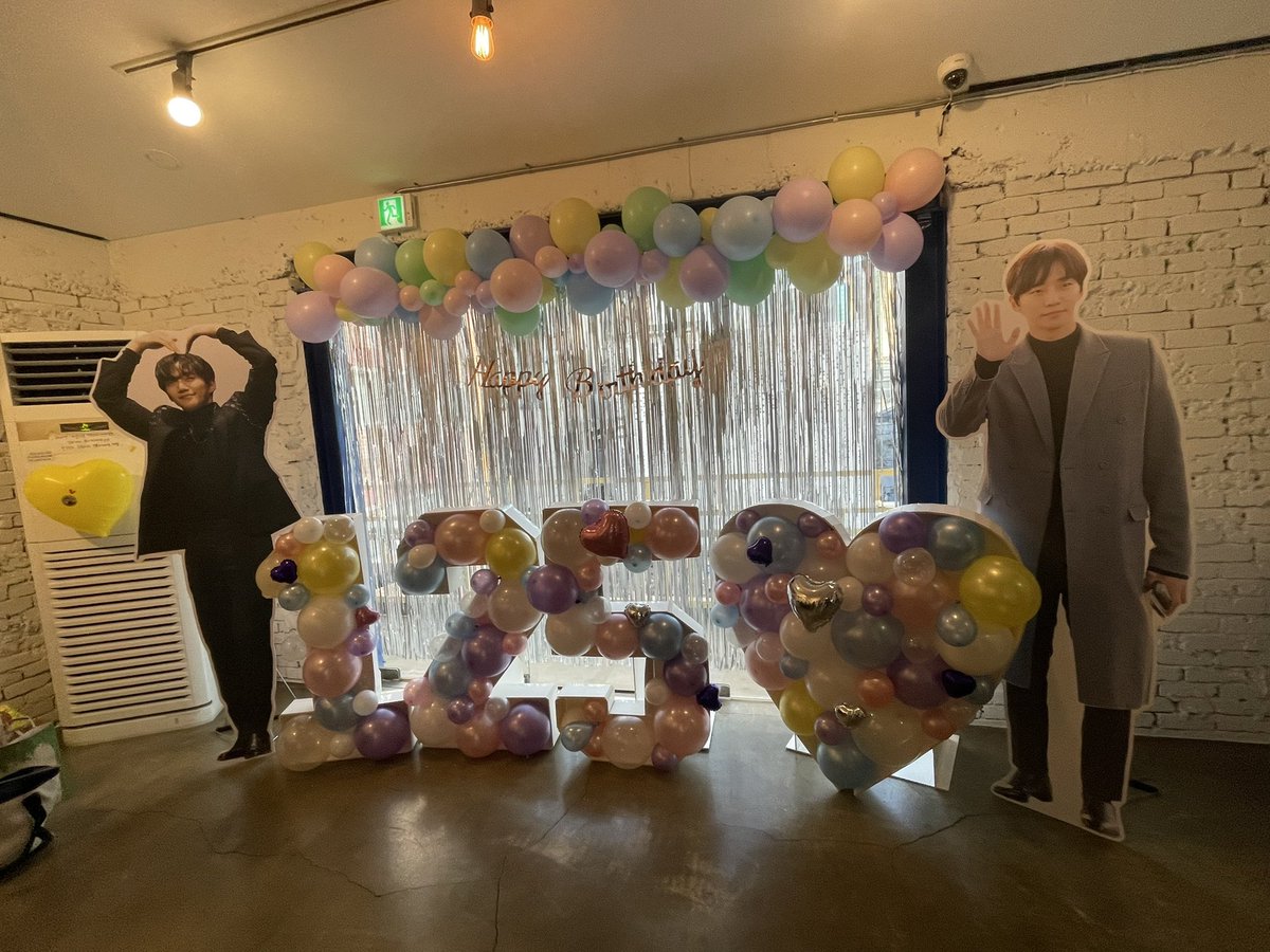 n2pmcyl's tweet photo. 준호 생카💛 in 카페씨스트　1/21
素敵なジュノの写真がたくさんで幸せでした🥰
매우 행복한 시간이었습니다🥹💛

 #준호로_빛나는_사계절
#날씨도_추운데_넌_뭐해_준호야 https://t.co/Opg5iRKw8y