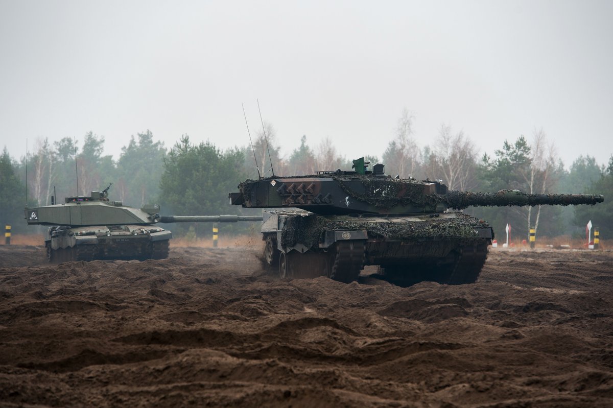 Soon to be a regular sight prowling the fields of Ukraine.

📸 A Challenger 2 and a Leopard 2 on exercise in Poland.

🔜 🐆

#WeStandWithUkraine