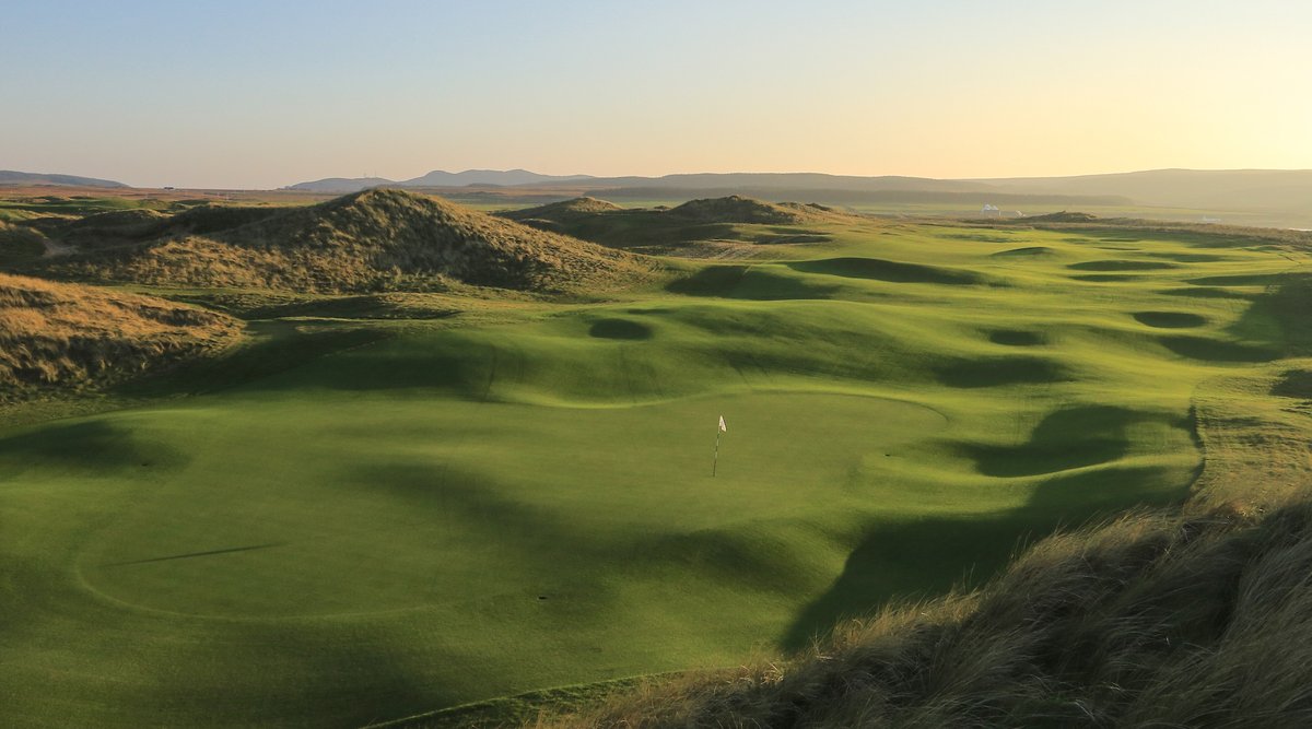 BackNineGolfSim's tweet photo. @TheMachrie, home of the @sgfgolf, @paullawriefound and @BDFoundation_'s end of season finale, is again offering dream paid-for internships ... an amazing opportunity for two golfing fanatics.
For full story click here...
https://t.co/HfPqkCIuWL https://t.co/sP6VlN1Z0b