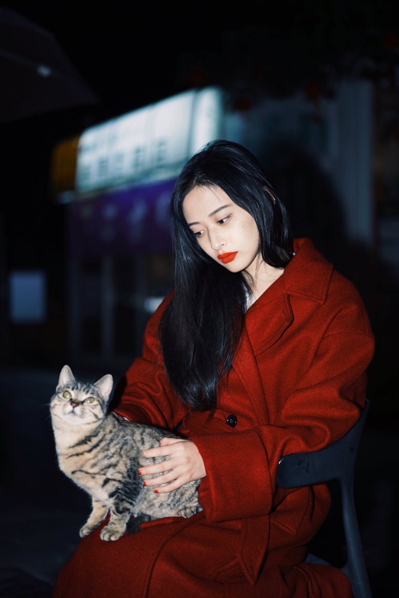 你爱我吗？
那你把心剜出来给我看啊
我会拿着那颗心在手上
掂掂看有多沉的爱意
然后我徒手抓出我的心脏 
摁到你的胸腔里
看啊 排异反应

我亲爱的这才叫爱 https://t.co/TA1nUeqade