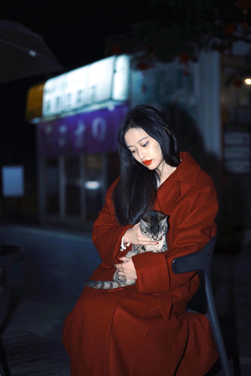 你爱我吗？
那你把心剜出来给我看啊
我会拿着那颗心在手上
掂掂看有多沉的爱意
然后我徒手抓出我的心脏 
摁到你的胸腔里
看啊 排异反应

我亲爱的这才叫爱 https://t.co/TA1nUeqade