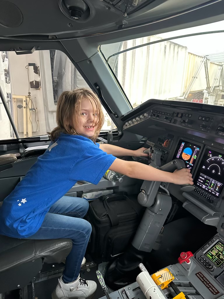 MakeAWishAL's tweet photo. ✨WISH GRANTED✨

As 9-year-old Kirra, who was diagnosed with leukemia, and her family boarded the plane to Walt Disney World, the pilot invited her into the cockpit. After the flight, he passed on his American Airlines wings pin to Kirra - making her an honorary pilot!💙 https://t.co/YNVA6QaYjp