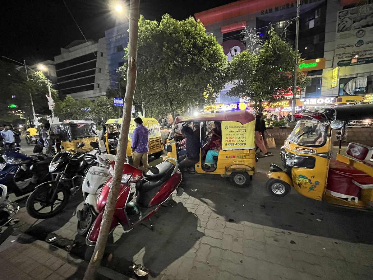 alihami749's tweet photo. Auto drivers parking on service road Opp Satyam theatre Ameerpet and harassing shop keeper , Traffic police and Hyd police no one taken action pleas sir solve our and walking people problems @KTRoffice @mahmoodalitrs @HYDTP @TelanganaDGP @insptr_srnagar https://t.co/UEpPClKlbe
