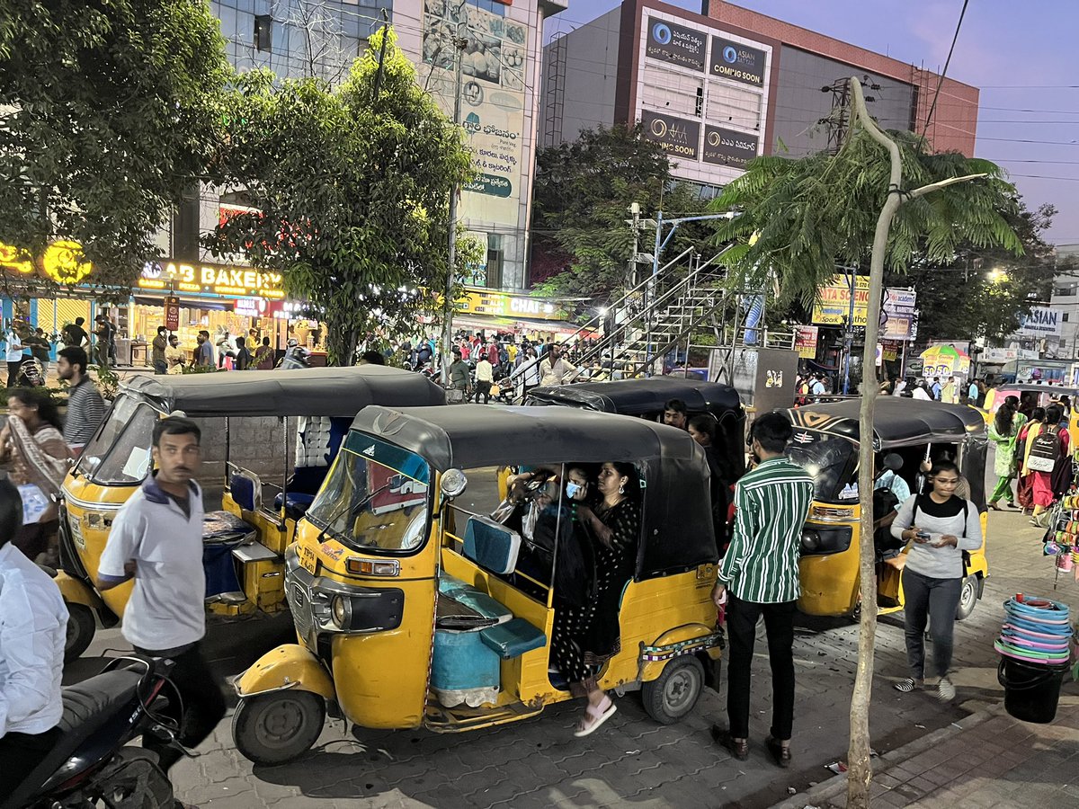 alihami749's tweet photo. Auto drivers parking on service road Opp Satyam theatre Ameerpet and harassing shop keeper , Traffic police and Hyd police no one taken action pleas sir solve our and walking people problems @KTRoffice @mahmoodalitrs @HYDTP @TelanganaDGP @insptr_srnagar https://t.co/UEpPClKlbe