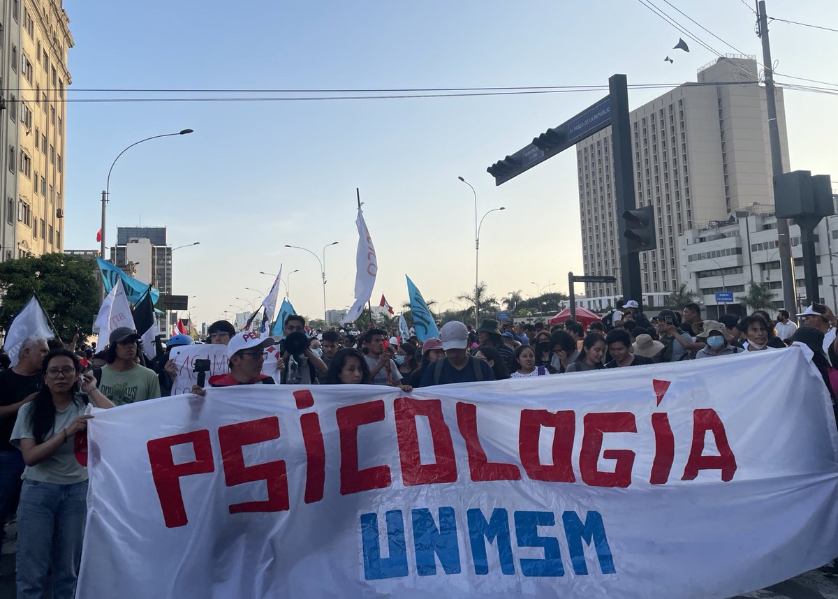 ocoronelc's tweet photo. Las movilizaciones d ayer en Lima fueron las +grandes d este ciclo d protesta en la ktal. Creo q se debe a q hubo +universitarios en reacción a invasión a la @UNMSM_. Lo otro central es q se reprimió como en el estallido del 2020. La PNP está impidiendo el derecho a protesta, 1/9 https://t.co/dtOrQol5TX