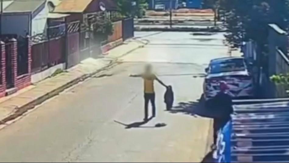 meganoticiascl's tweet image. Homicidio en Puente Alto: Video muestra momento en que asesinan a hombre mientras caminaba por la calle meganoticias.cl/nacional/40350…