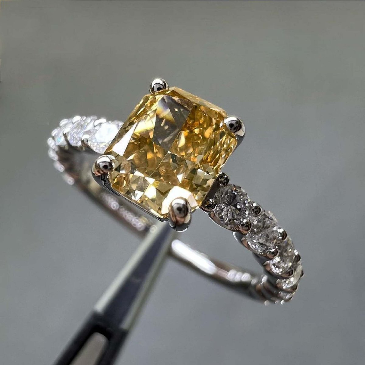 DesignerMdk's tweet photo. Excited to share the latest addition to my #etsy shop: Yellow Radiant Cut Engagement Ring. 3.0CT Yellow Brown Moissanite Wedding Ring, Promise Ring https://t.co/4MMJvK834n #radiantring #radiantmoissanite #yellowmoissanite #canaryyellow #fancydiamondring #champagnering https://t.co/6SUwo3tOWq