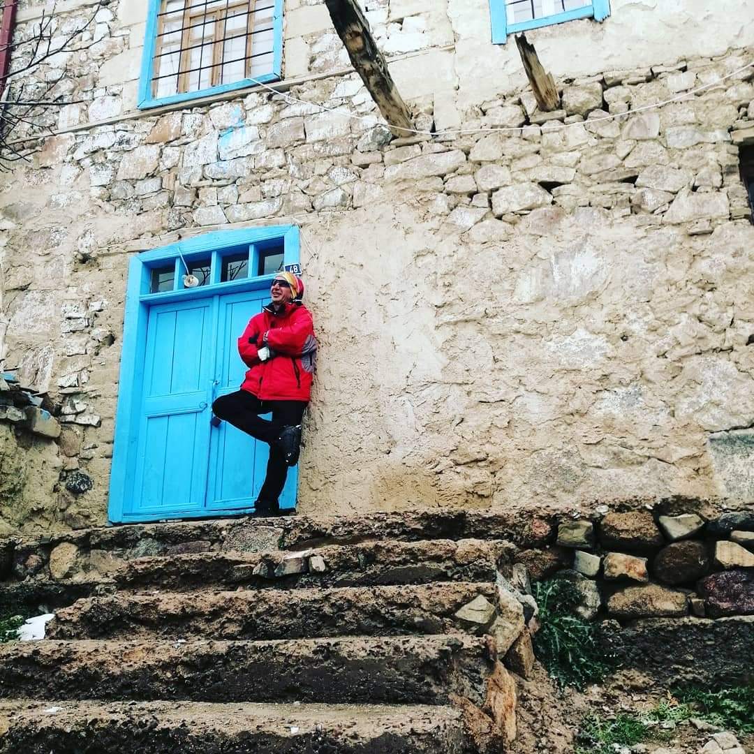 Arada sırada aynaya bakmalı insan; güzel miyim yakışıklımıyım diye değil. insan mıyım diye...