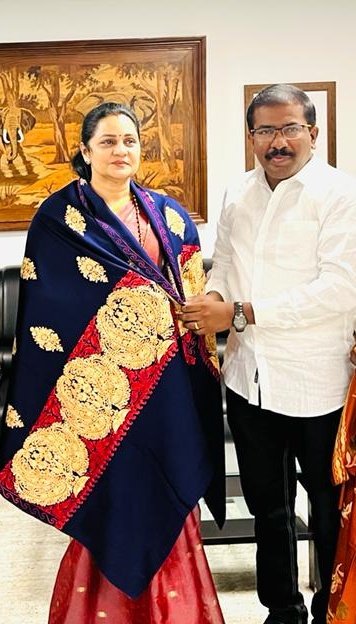 TamilvananDKV's tweet photo. @DrGunasekarAC Happy wedding anniversary day dear mam 💐 https://t.co/1DwVU2gTMI