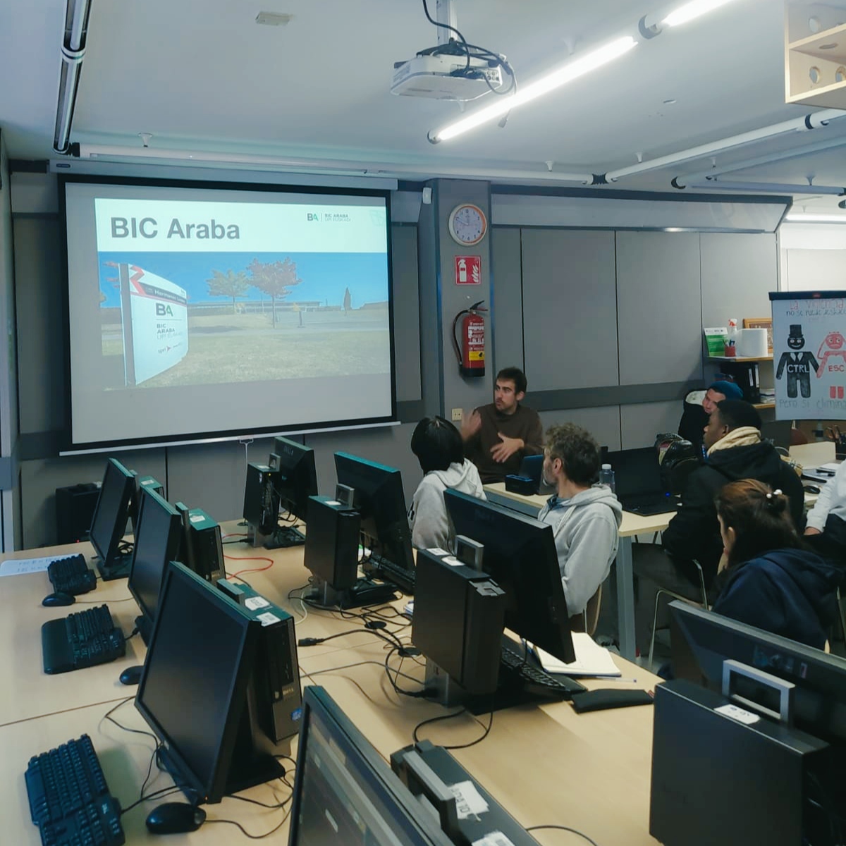 Saregune's tweet photo. Siempre nos rodeamos de las mejores iniciativas 😜
Hemos compartido un ratito con @BICAraba centro de empresas y referentes en innovación en #Araba
Spoiler: Este ratito no va a ser el primero que compartamos
#CodersSaregune #WomensLearningToCode #CodigoEnElCascoVG @sendotuAB https://t.co/6uXlLNZ360