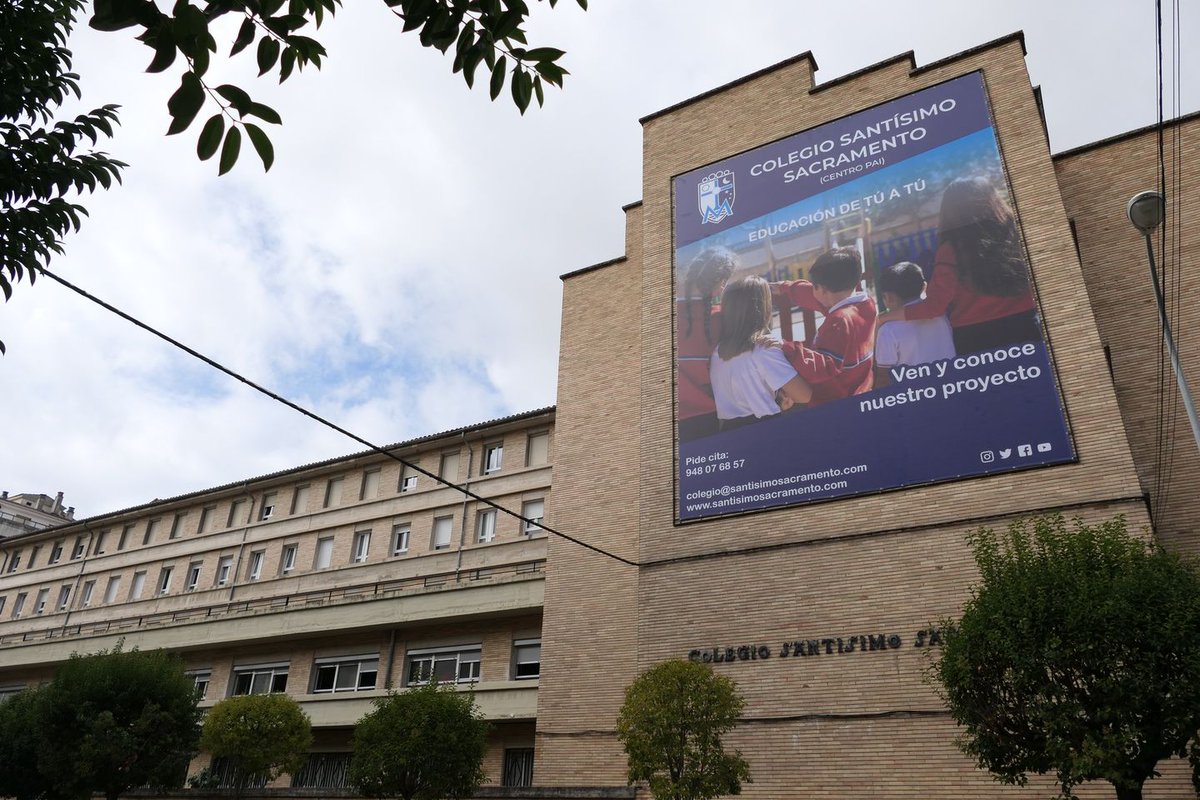 ColeSantisimoS's tweet photo. La educación 📚 de tus hijos es una de las decisiones más importantes🤩. Por ello, te invitamos a conocer cada rincón de nuestro cole🏫 en una visita personalizada. 🤩¡Te esperamos! Reserva la visita aquí  ➡️ https://t.co/wSLThH2aV6 
#educamissami #santisimopamplona https://t.co/6FHiaFBjKT