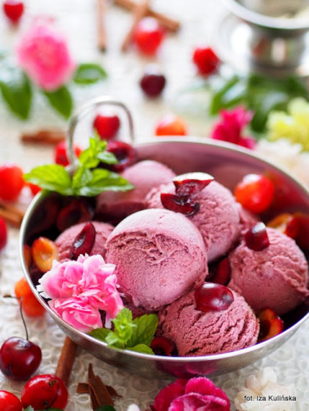 Cherry ice cream with buttermilk and cinnamon!
recipe @ smacznapyza.blogspot.com/2015/07/lody-c…