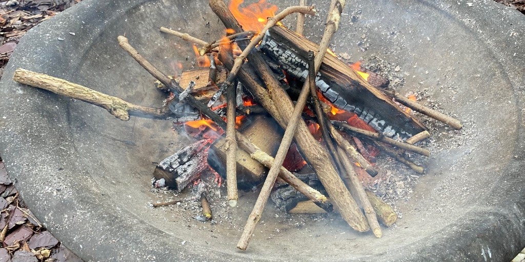 Lindengate's tweet photo. Big thank you to students from @AValeAcademy who helped us with our conservation work this morning to save the endangered #blackpoplar tree ... we hope you enjoyed warming up afterwards by the firepit!
#youngpeople #inspirationproject #conservation #aylesbury #action4youth https://t.co/TS5FQvEalu
