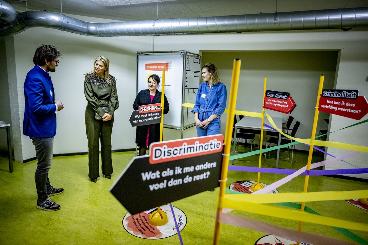 koninklijkhuis's tweet photo. In Utrecht zijn diverse voorzieningen voor en door jongeren gestart om hen mentaal gezond te laten opgroeien. Koningin Máxima, erevoorzitter van MIND Us, spreekt met initiatiefnemers en met jongeren over deze laagdrempelige steunpunten.  https://t.co/LDTRGDim65 https://t.co/Nv6TudLXGN
