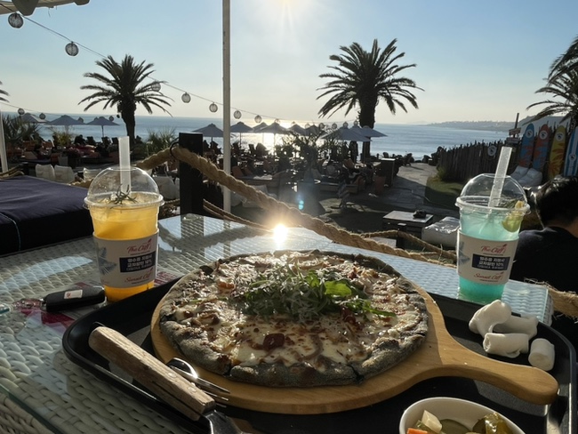 부커 모임가서 초등학교 동창을 만나 서로의 와잎을 공유했을때는 솔직히 스왑의 흥분감보다 서로의 비밀스런 성향에 대한 보험적인 생각이 먼저였다.