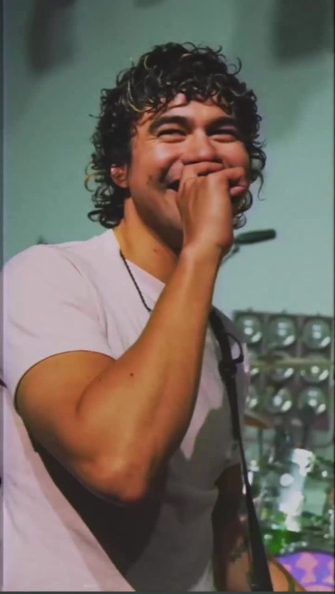 Birthday boy, happy bday calum hood i love you  