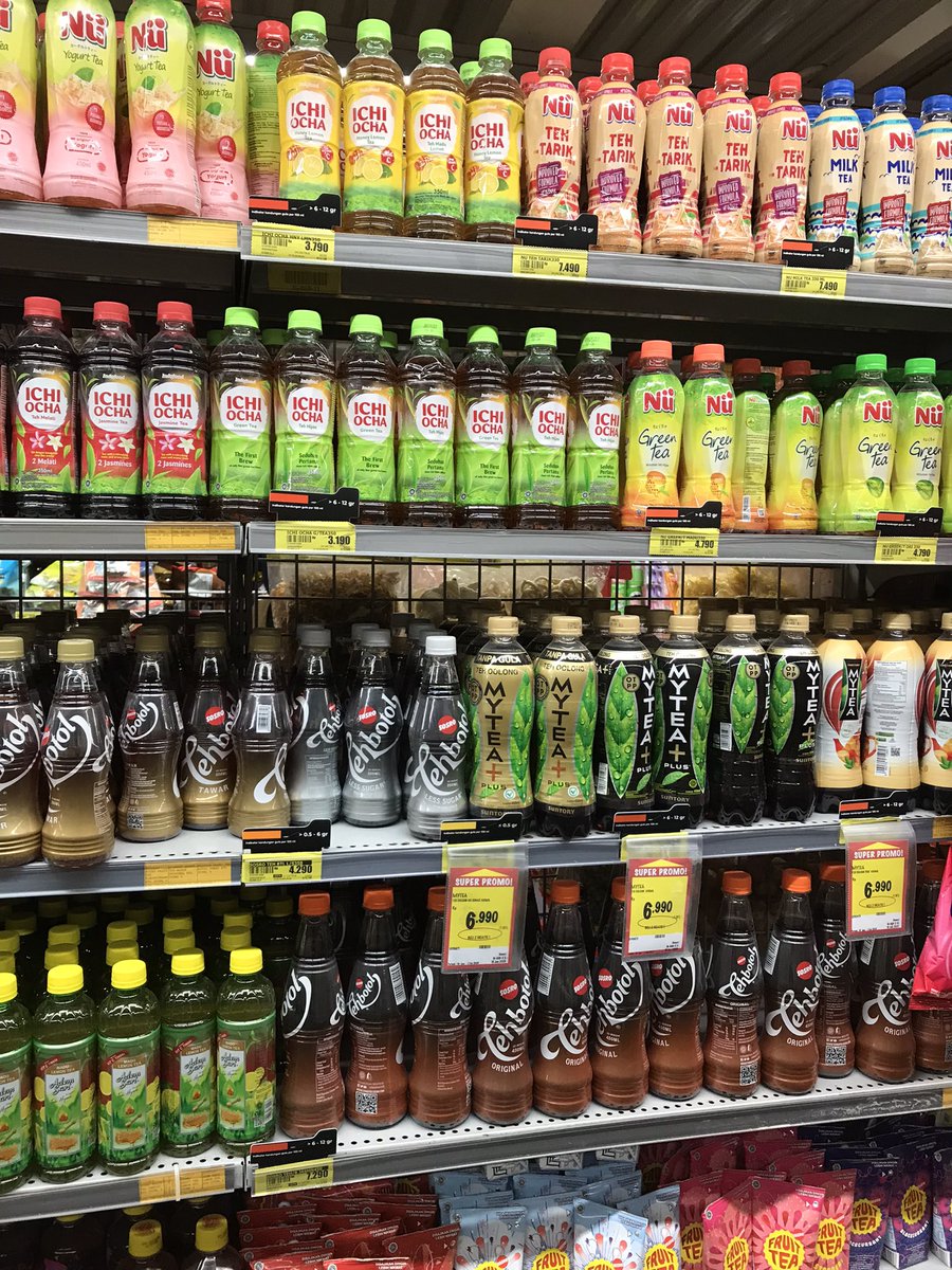 Sumpah kemana aja ya aku, baru tau kalo di Superindo ada indikator kandungan gula di label harga buat tiap-tiap minuman kemasan yang mereka jual. Buatku, ini meyentuh banget sih.
