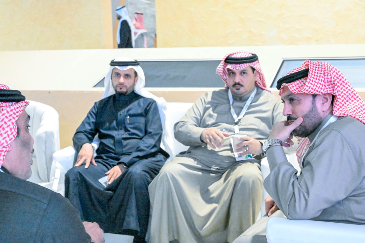 NBM_GOV's tweet photo. أمين منطقة الحدود الشمالية يلتقي مدير الأصول العقارية ومدير تطور الأعمال ومدير الاستثمار والتطور العقاري بمجموعة المرشد القابضة خلال زيارتهم لجناح #أمانة_منطقة_الحدود_الشمالية المشارك بملتقى الاستثمار البلدي #فرص  .

#فرص_تصنع_المستقبل https://t.co/yyWgMIwrex