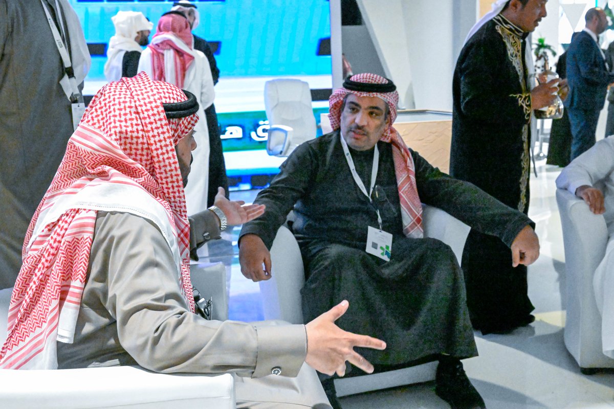 NBM_GOV's tweet photo. أمين منطقة الحدود الشمالية يلتقي مدير الأصول العقارية ومدير تطور الأعمال ومدير الاستثمار والتطور العقاري بمجموعة المرشد القابضة خلال زيارتهم لجناح #أمانة_منطقة_الحدود_الشمالية المشارك بملتقى الاستثمار البلدي #فرص  .

#فرص_تصنع_المستقبل https://t.co/yyWgMIwrex