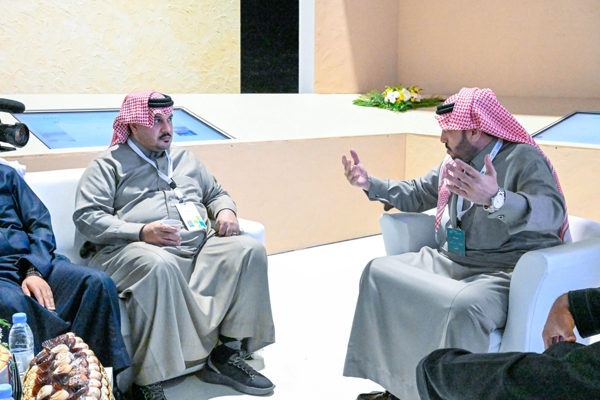 NBM_GOV's tweet photo. أمين منطقة الحدود الشمالية يلتقي مدير الأصول العقارية ومدير تطور الأعمال ومدير الاستثمار والتطور العقاري بمجموعة المرشد القابضة خلال زيارتهم لجناح #أمانة_منطقة_الحدود_الشمالية المشارك بملتقى الاستثمار البلدي #فرص  .

#فرص_تصنع_المستقبل https://t.co/yyWgMIwrex