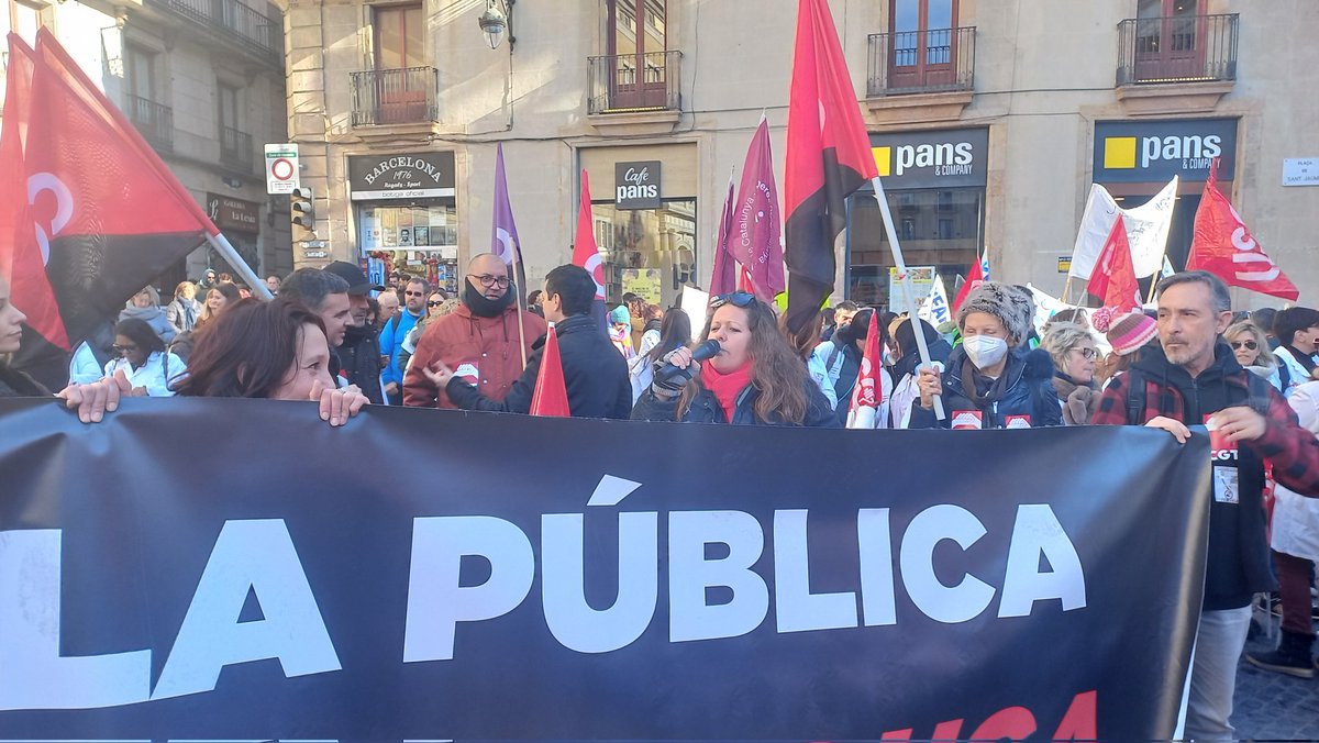 CGTEnsenyament's tweet photo. Demà continuem #VagaSanitatEducació #VagaEducacioSanitat 

Organitzades i mobilitzades, al carrer, determinades a rescatar els serveis públics davant els que la volen destruir. https://t.co/3m35uHG5mL