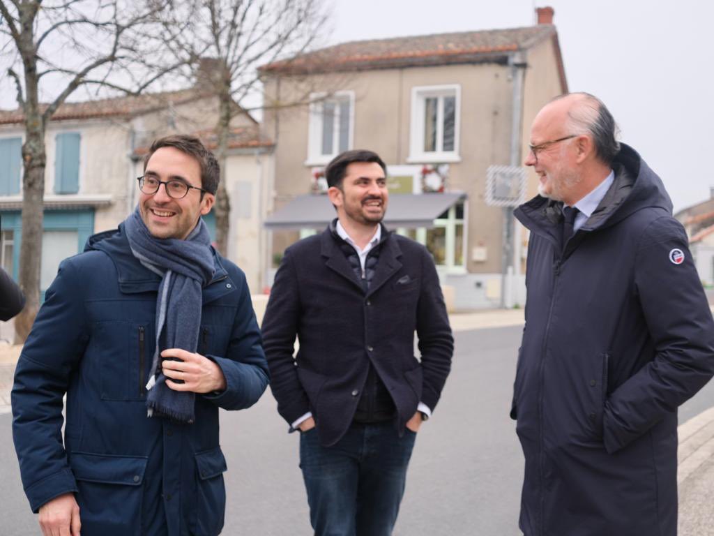 Avec_Edouard's tweet photo. 🔵 Retour dans la 1ère circonscription de Charente avant le second tour de l’élection législative !
⚪ @EPhilippe_LH était à nouveau ce matin aux côtés de @TMesnier et de Laëtitia Regrenil, avec @xavierbonnefont, maire d’Angoulême.

Votez Mesnier le 29 janvier ! 🗳 https://t.co/dskxOmYZ1F