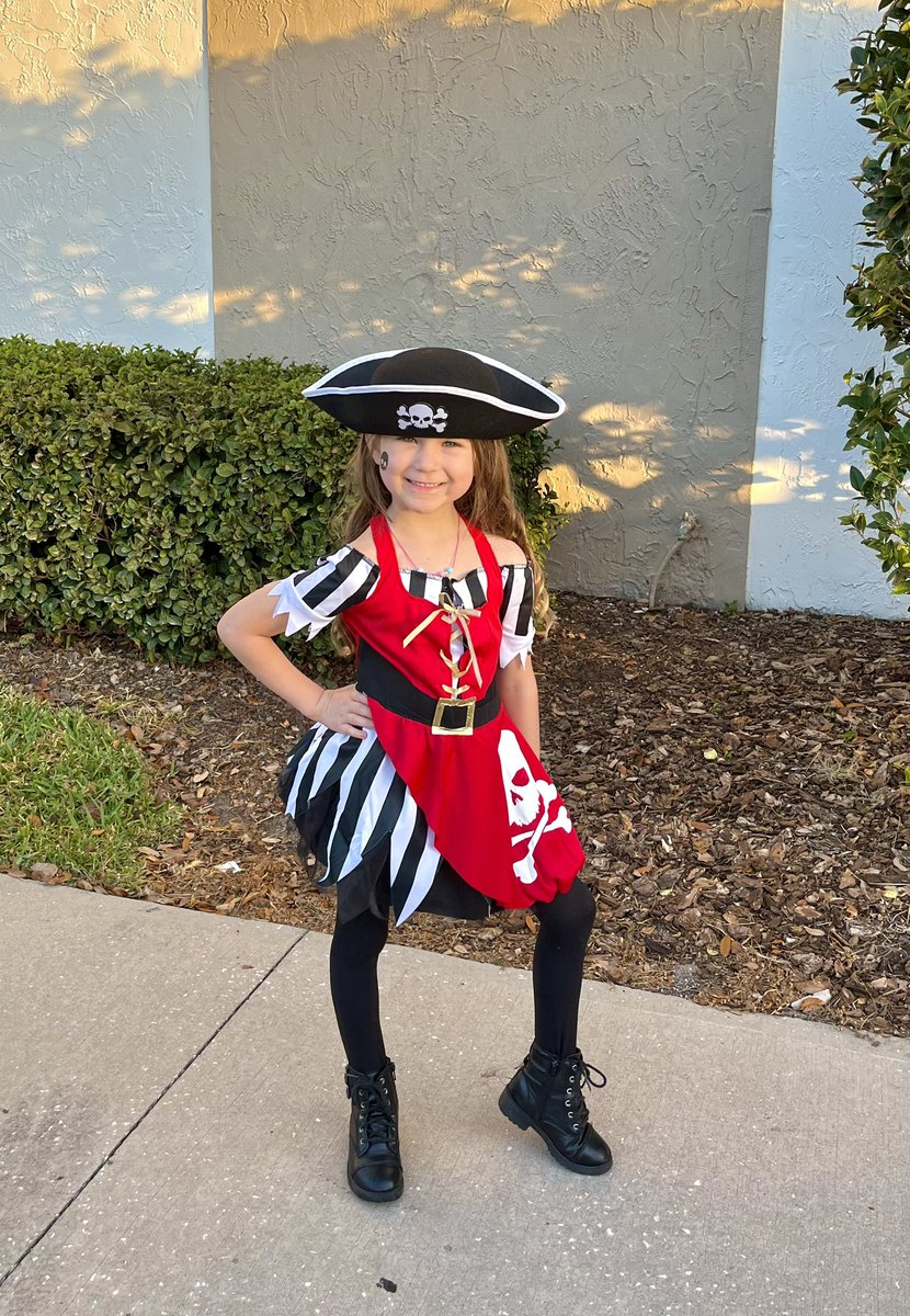 ambercarter_'s tweet photo. only in Tampa, 2 days before gaspy, do the children have pirate day during spirit week ❤️‍🔥🏴‍☠️ https://t.co/JMYMEQQzjG