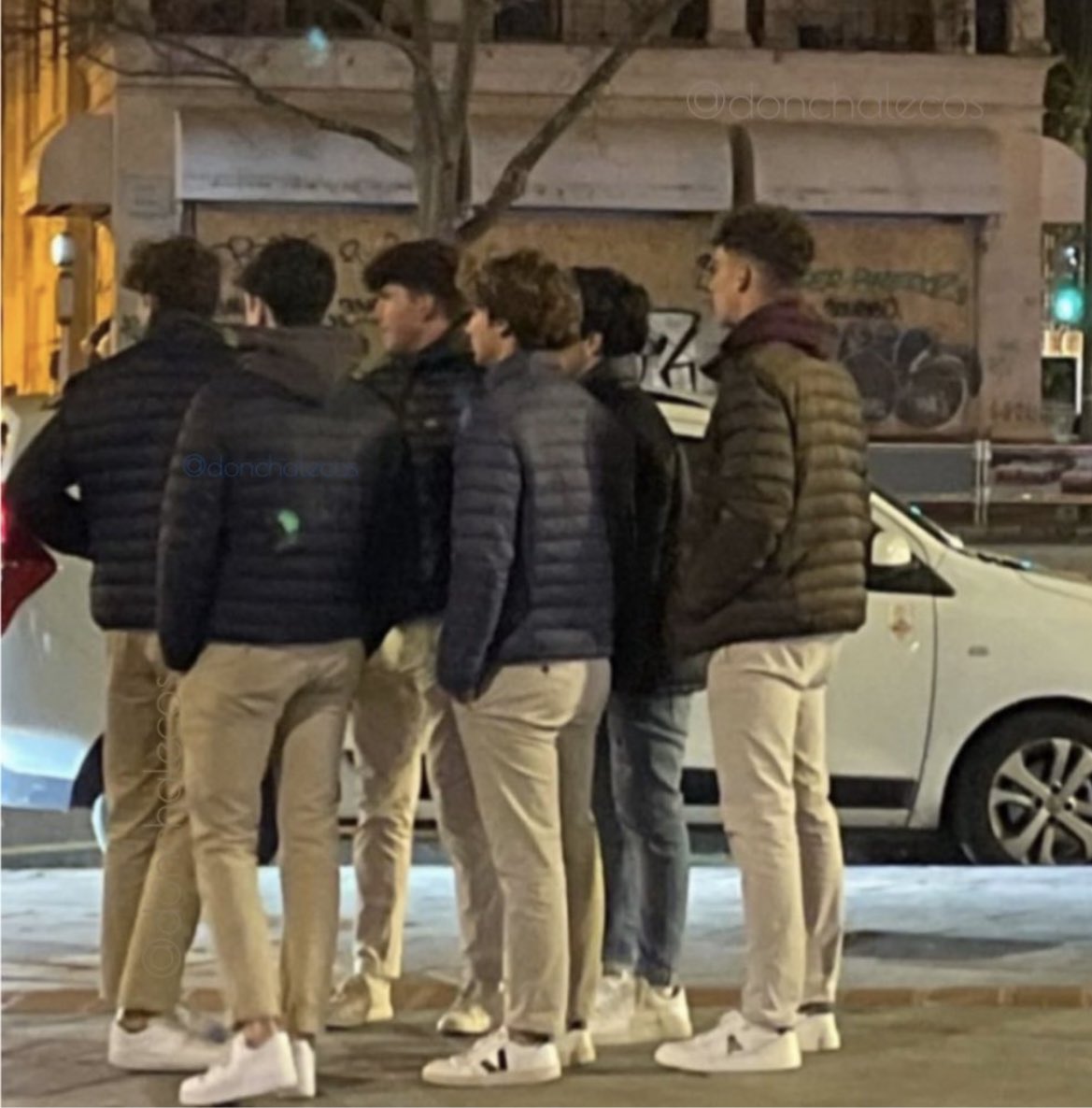Memesdelyon1's tweet photo. Une dégaine bien Loft Club, bien ça viens de finir les flashs y’a 3min et ça cherche un moyen de rentrer avec des meufs https://t.co/WNf4sBlcyK
