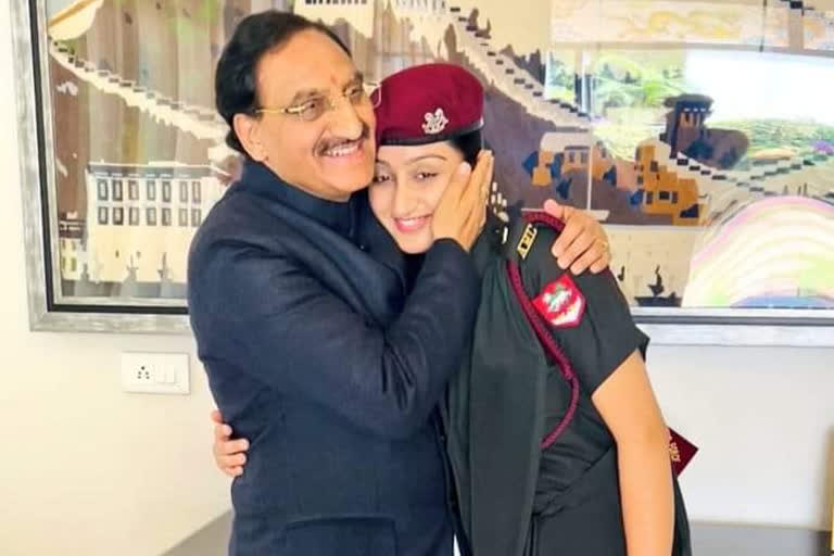 TnNewsvision's tweet photo. சர்வதேச மகள்கள் தினத்தையொட்டி தனது மகளான மேஜர் ஸ்ரேயாசி நிஷாங்குடன் மத்திய அமைச்சர் ரமேஷ் பொக்ரியால்
#Rameshpokhriyal #Daughter #indianarmy https://t.co/5PD6Gmw3Cb