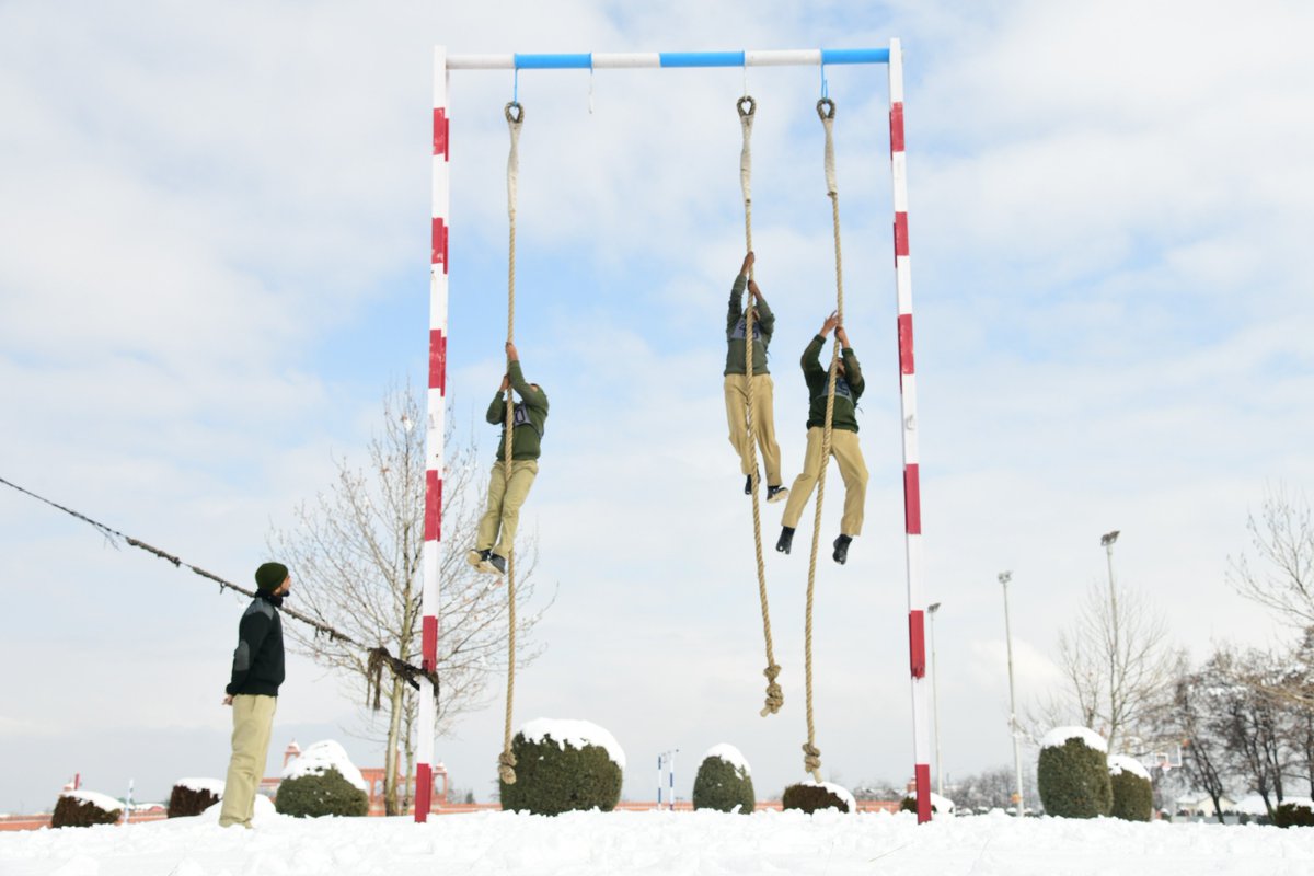 STCBSFKASHMIR's tweet photo. When The Going Gets Tough
The Tough Get Going
#STCBSFKASHMIR #Basictraining in Extreme Cold Weather
@BSF_India
@HMOINDIA
@BSF_Kashmir https://t.co/9GOLLIa2Pp