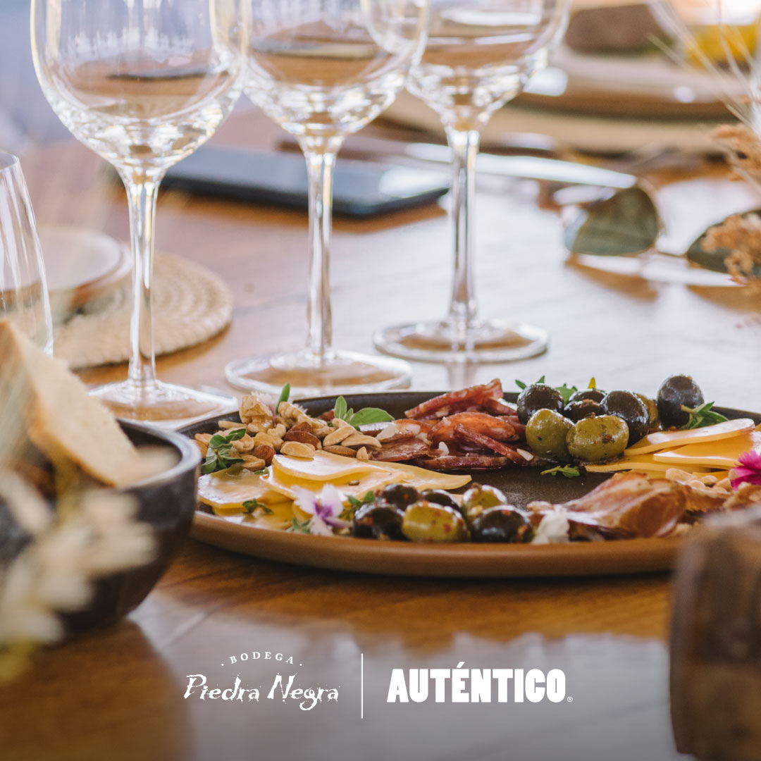 Animate a vivir un día diferente, envuelto en la magia de @LosChacayes, con sus vistas imponentes, sus sabores, su aire fresco, su flora y fauna.

Los invitamos a conocer las propuestas gastronómicas que creamos junto a Autentico en nuestra bodega.

#Bodega #PiedraNegra #Mendoza