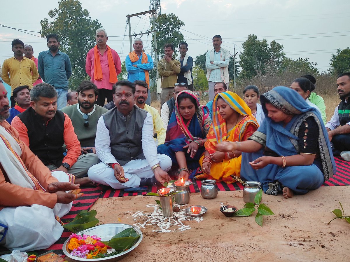 MlaShivnarayan's tweet photo. उमरिया //जनपद पंचायत करकेली अंतर्गत ग्राम पंचायत ओबरा के ग्राम बेलमना एवं लोढा मे उप स्वास्थ्य केन्द्र एवं सी,एच,ओ,आवास निर्माण  का किया गया भूमिपूजन https://t.co/PIFin8dXut