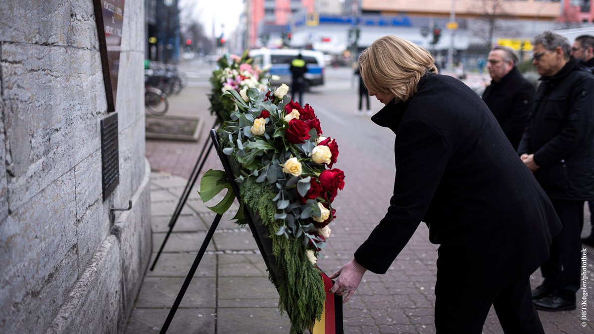 hib_Nachrichten's tweet image. Bundestagspräsidentin @baerbelbas (SPD) hat in #Berlin mit Kranzniederlegungen an die homosexuellen Opfer des #Nationalsozialismus erinnert. An der Gedenktafel „Rosa Winkel“ am Nollendorfplatz und am Denkmal für die verfolgten Homosexuellen im Tiergarten legte sie Kränze nieder.