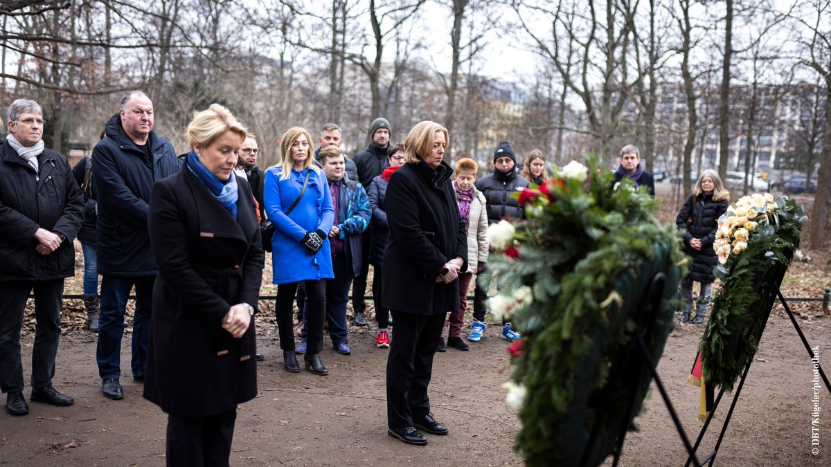hib_Nachrichten's tweet image. Bundestagspräsidentin @baerbelbas (SPD) hat in #Berlin mit Kranzniederlegungen an die homosexuellen Opfer des #Nationalsozialismus erinnert. An der Gedenktafel „Rosa Winkel“ am Nollendorfplatz und am Denkmal für die verfolgten Homosexuellen im Tiergarten legte sie Kränze nieder.