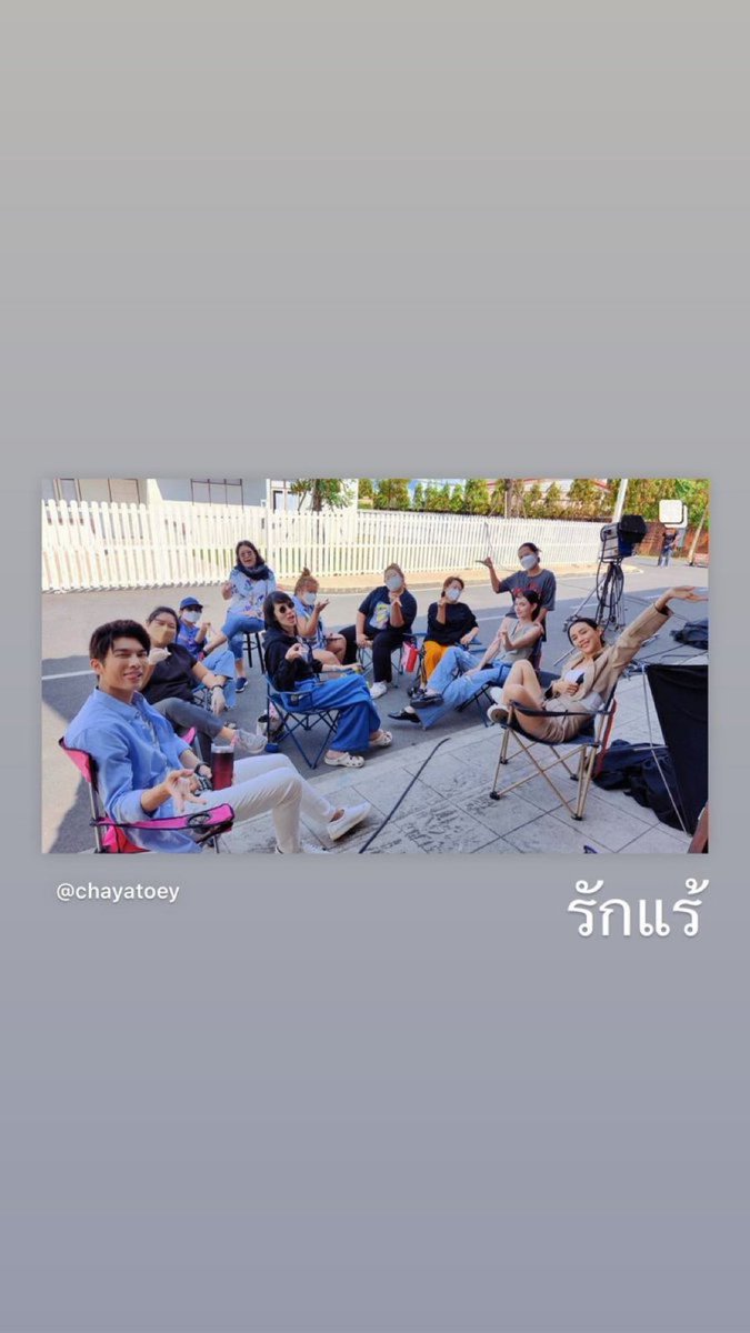 mewsuppasit_sp's tweet photo. [ESP TRAD]

🐼: รักแร้= Rak Rae= axilas

//: Mew está haciendo un juego de palabras, con Rak Rai (nombre del lakorn) y Rak Rae, mi interpretación es que lo hizo por la pose en la que está P'Lily, (1/2)

#MewSuppasit #มิวศุภศิษฏ์ #MSSpainTradANN https://t.co/uwSu5sKPWv