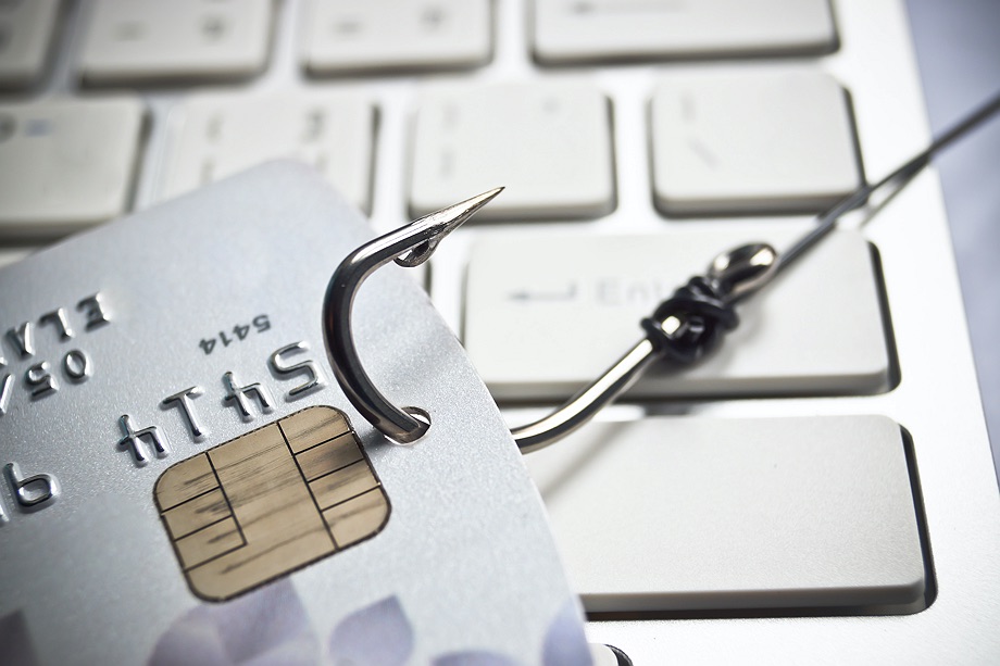 Politie's tweet image. Veel meldingen over #spammail die namens de politie zou zijn verstuurd. In #spammails zitten hyperlinks. De politie gebruikt dat soort links nooit, maar verwijst altijd naar Politie.nl. Ontving u zo’n mail? Gooi ‘m snel weg. Info phishing? &amp;gt; politie.nl/onderwerpen/ph…