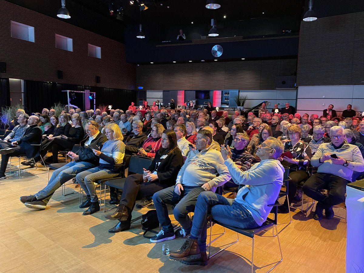 Volle bak in @landvast bij de Nieuwjaarsbijeenkomst van @KinderdijkMills. Personeel en vrijwilligers genieten van een informatief programma, teambuilding en een lekker diner!