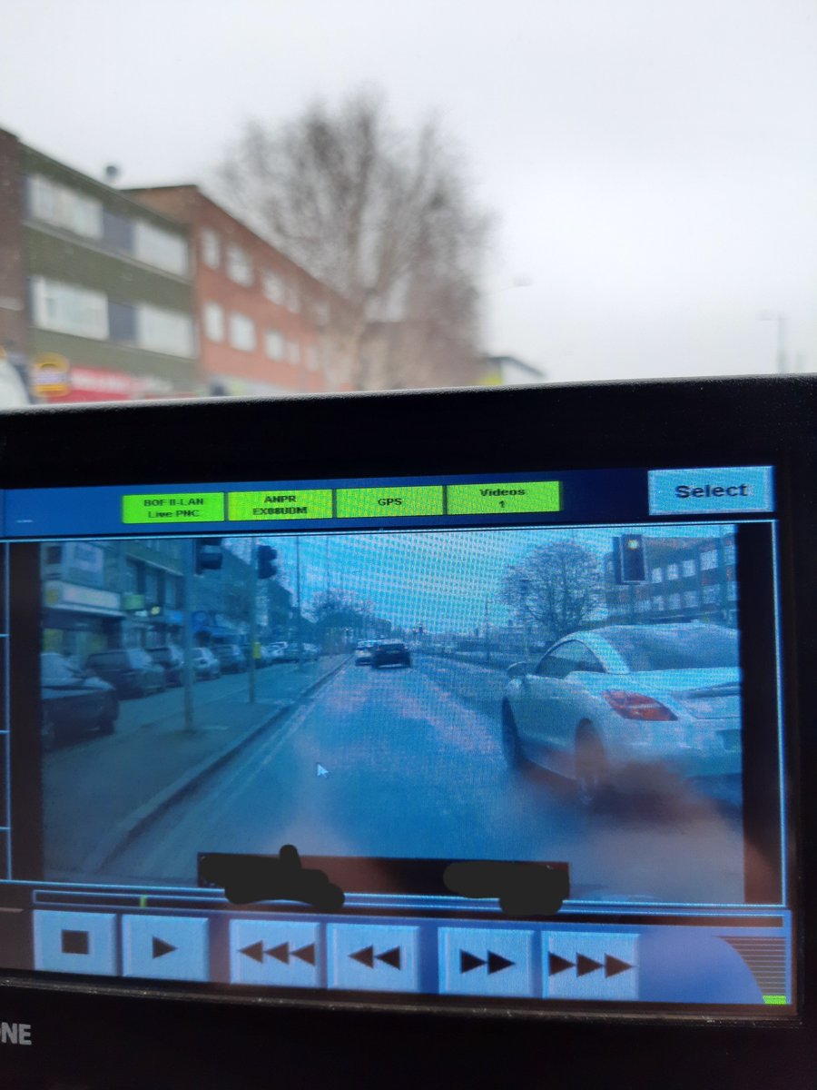 tvprp's tweet image. #XRT62 #P0431 #Slough
The driver of this vehicle did not think red traffic lights applied to him. Driver will be reported and is looking at a fine and penalty points. 
If I can stop in time then what's your excuse. 

#Itsnotworththerisk
