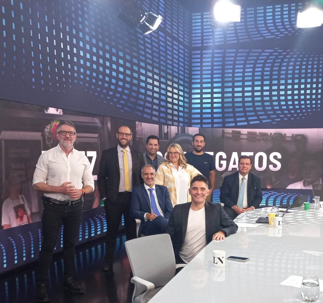 Nos divertimos en el pase de #BuenDíaNación por  <a href="/lanacionmas/">La Nación Más</a> con <a href="/luisnovaresio/">luis novaresio</a> <a href="/Gabiziblat/">Gabriel Ziblat</a> <a href="/juampizanotto/">Juan Pablo Zanotto</a> <a href="/jmcos/">José María Costa</a>  <a href="/CharlottePapers/">Charlotte Sometimes</a> <a href="/FedeIribarren/">Fede Iribarren</a> Gustavo Carabajal.