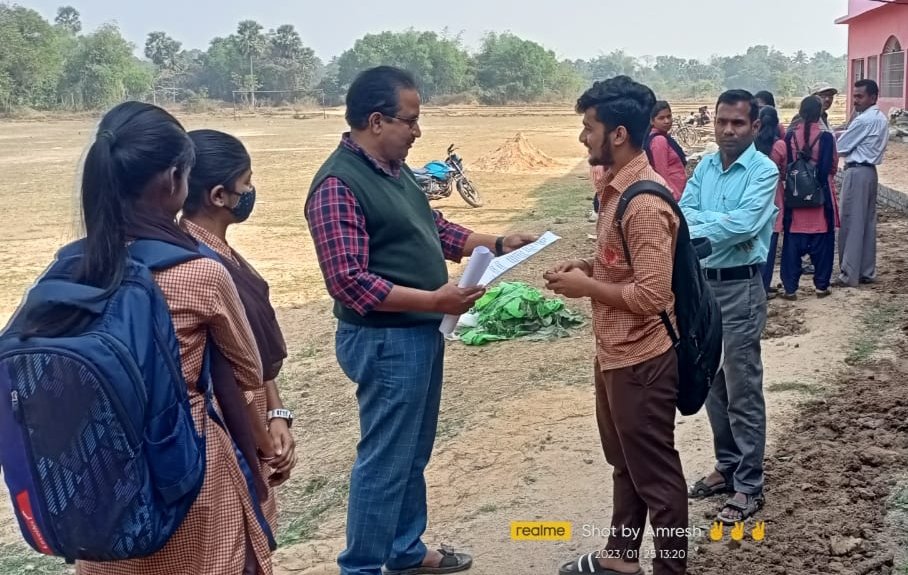AisfBhadrak's tweet photo. B.N.M.A COLLEGE, PALIABINDHA, TIHIDI BHADRAK.
ଅଖିଳ ଭାରତ ଛାତ୍ରସଙ୍ଘ ତରଫରୁ ବିଭିନ୍ନ ସମସ୍ୟା ନେଇ ଅଧ୍ୟକ୍ଷଙ୍କୁ ଦାବିପତ୍ର।
#long_live_revolution #aisf_long_live
@AISFofficial @AisfOdisha @AisfBhadrak @SMEOdisha @CMO_Odisha @PMOIndia ✊✊✊🇧🇭🇧🇭🇧🇭🇧🇭 https://t.co/IXWp1IkOSh
